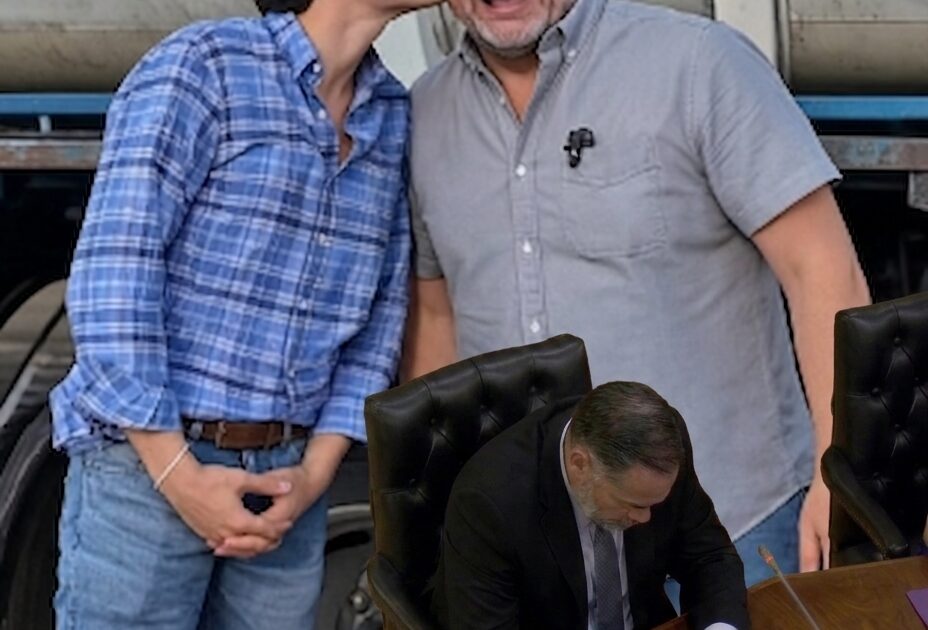 REGIDOR ENAMORADO NO PONE ATENCION EN CABILDO